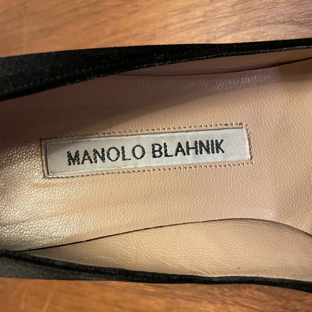 MANOLO BLAHNIK BLACK SATIN SEMI-ROUND TOE HEEL PUMP - Picture 10 of 11